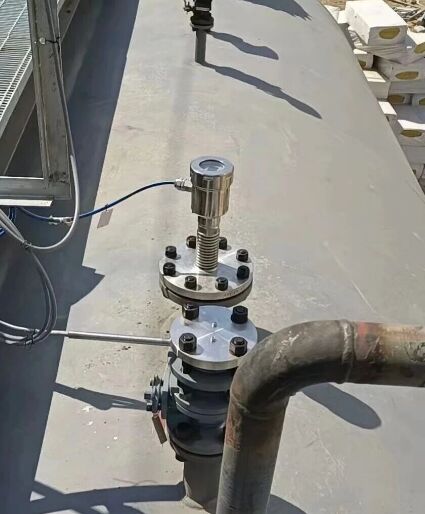 ¿Cómo mide el radar de ondas guiadas el nivel de interfaz utilizando la diferencia en la constante dieléctrica?